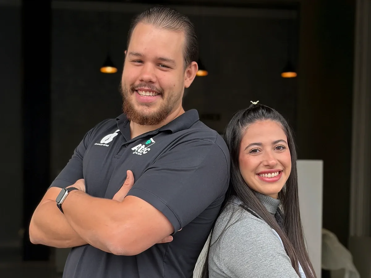 Equipe da Astec Celulares na entrada da loja